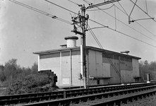 167240 Gezicht op het onderstation van de N.S. voor de voeding van de bovenleiding langs de spoorlijn bij Maarsbergen.